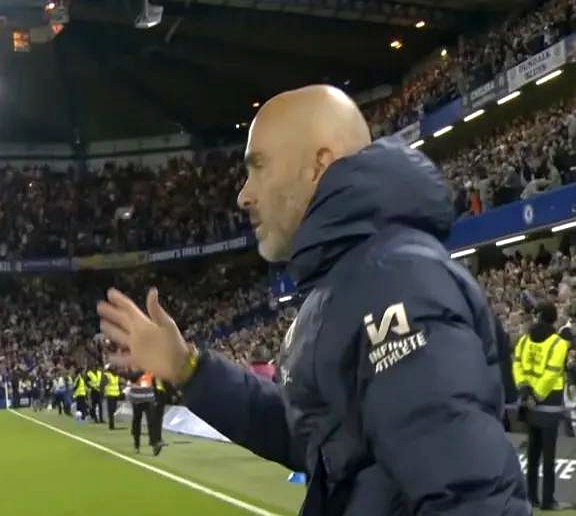 曼联在英超比赛中获胜，争冠形势激烈