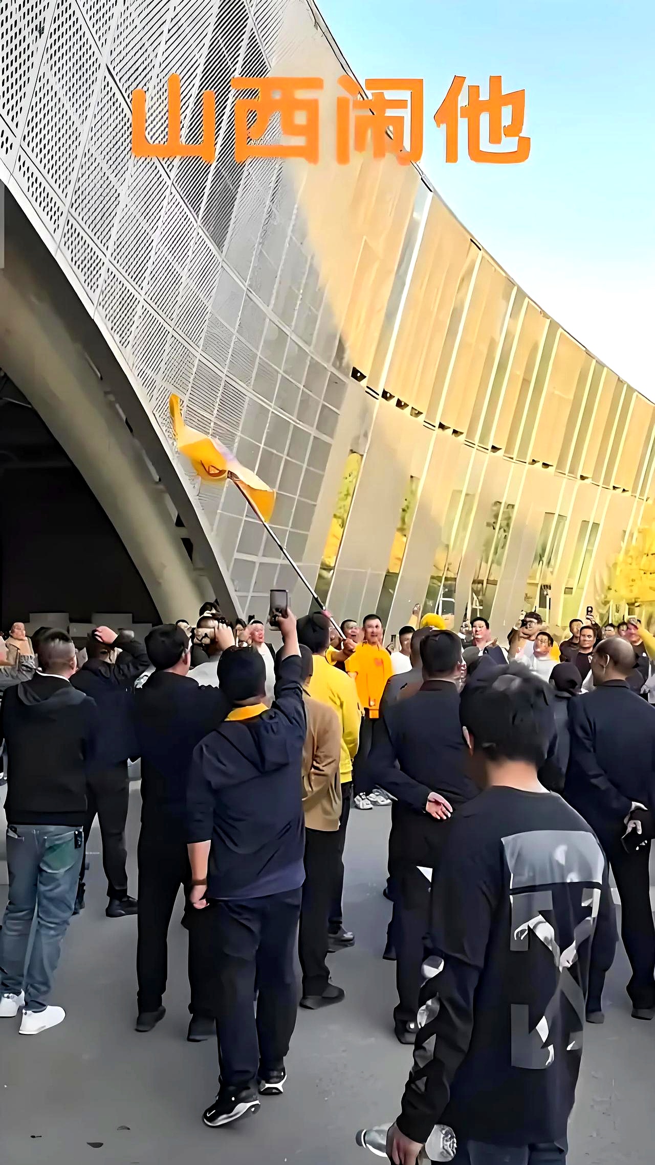 部分球迷遭遇暴力袭击，引发争论