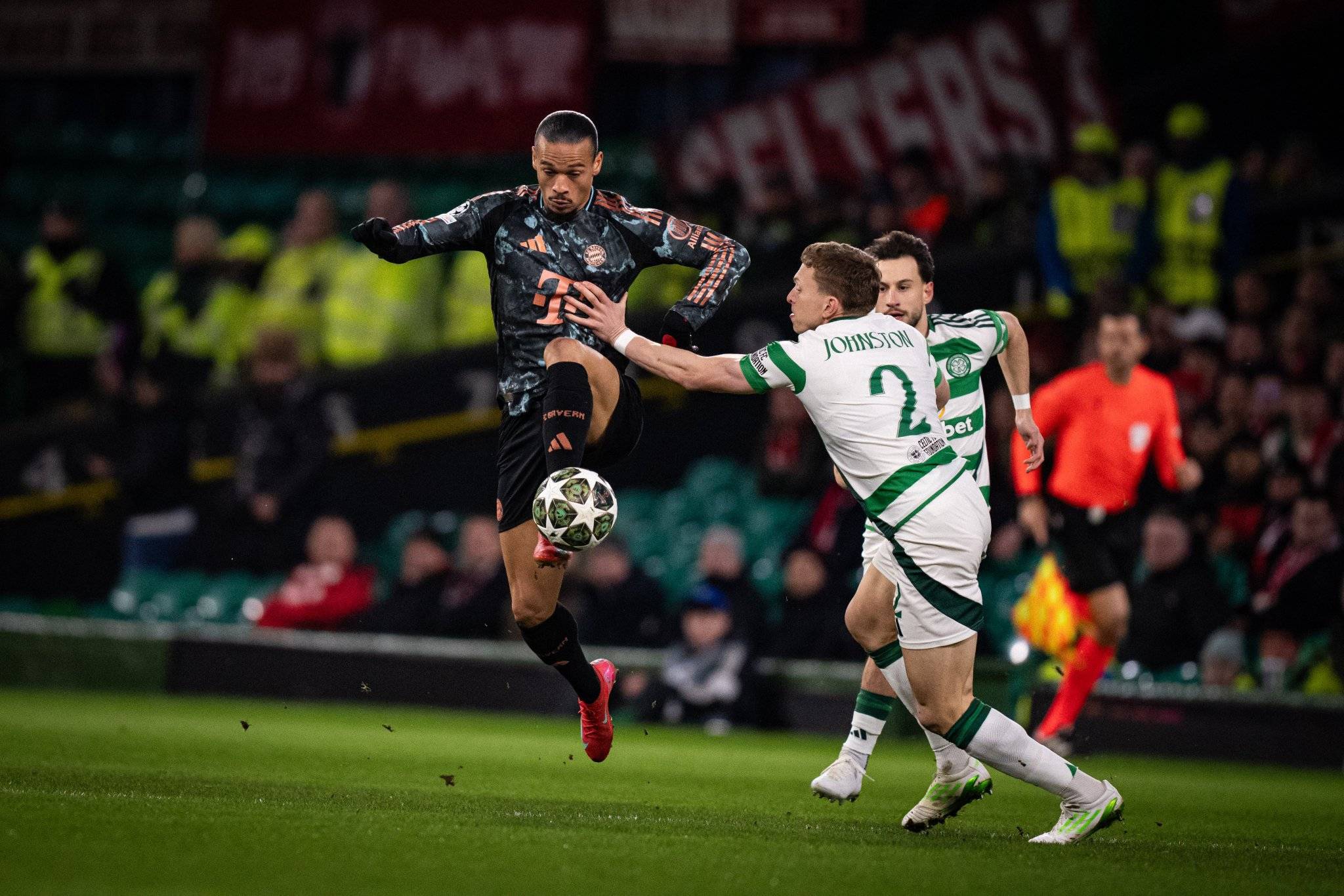 包含拜仁慕尼黑主场惊险胜利，晋级欧冠半决赛的词条