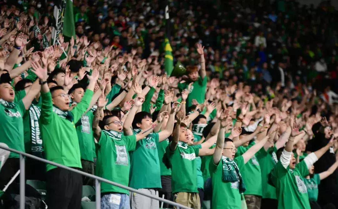 雷火电竞官网-热血足球场，比赛精彩纷呈，球迷欢呼雀跃的简单介绍