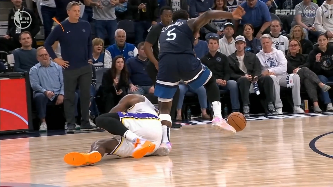 包含拉齐奥后卫受伤退场，球队战绩受影响的词条