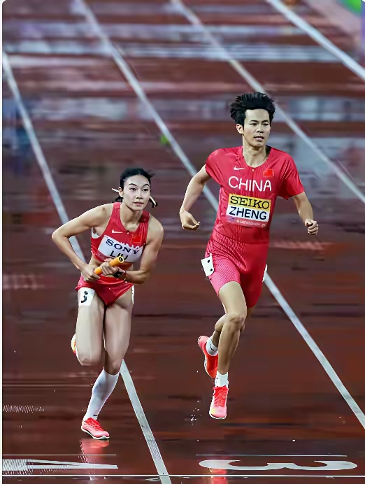 包含共同努力！接力赛跑选手合力夺得金牌的词条