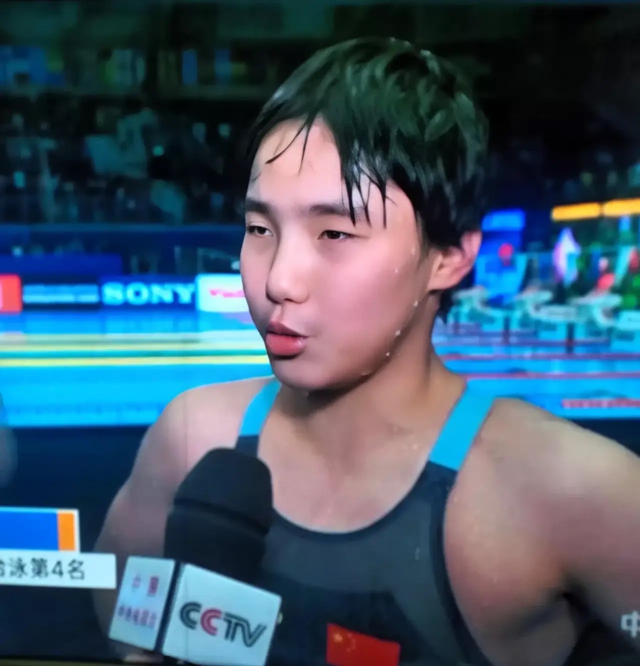 加拿大选手在游泳比赛中取得第一名