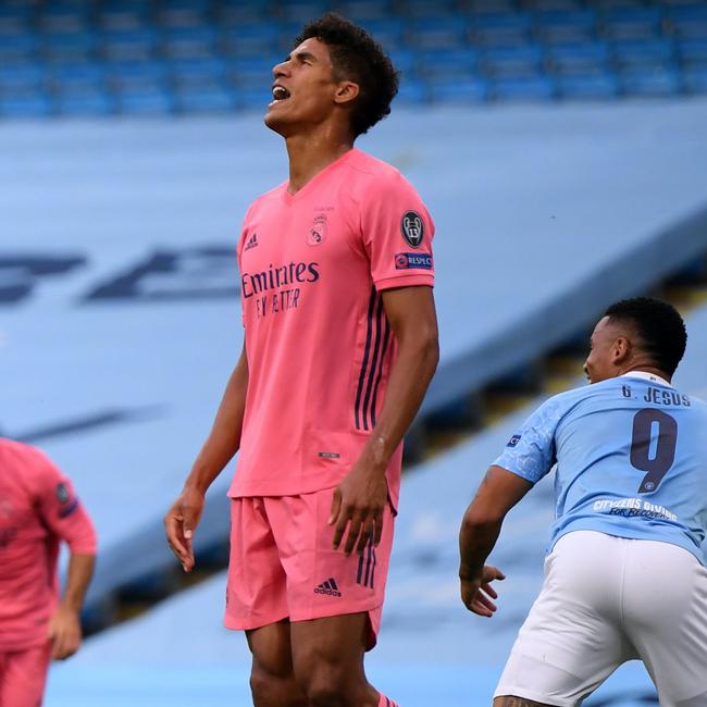 瓦拉内重回皇马，神勇表现带领球队击败对手