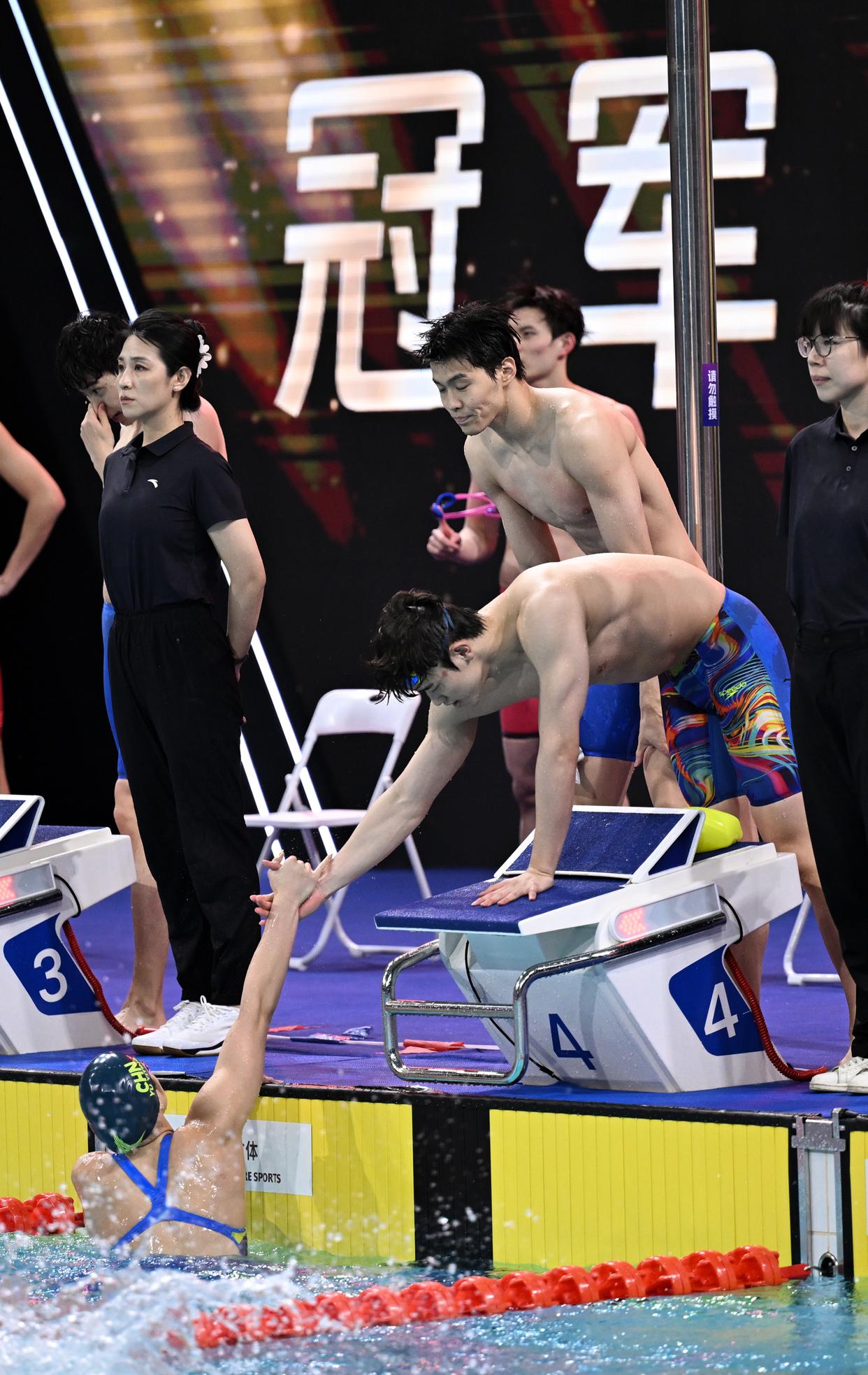 游泳健将突破纪录夺得百米自由泳冠军 游泳健将突破纪录夺得百米自由泳冠军