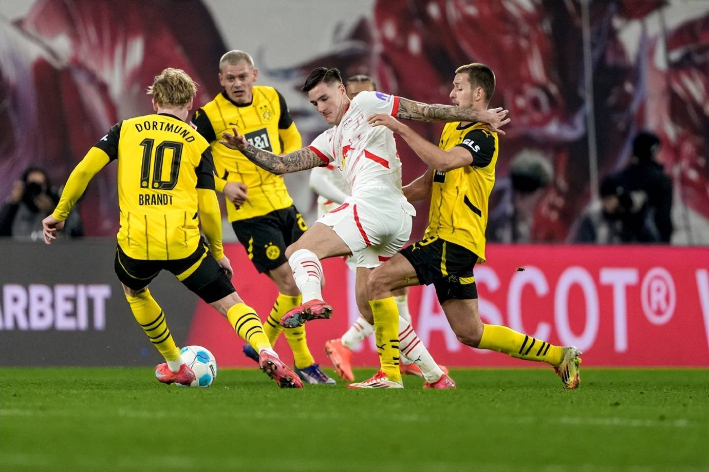 关于多特蒙德遭遇两连败,困境不断加重的信息 关于多特蒙德遭遇两连败,困境不断加重的信息