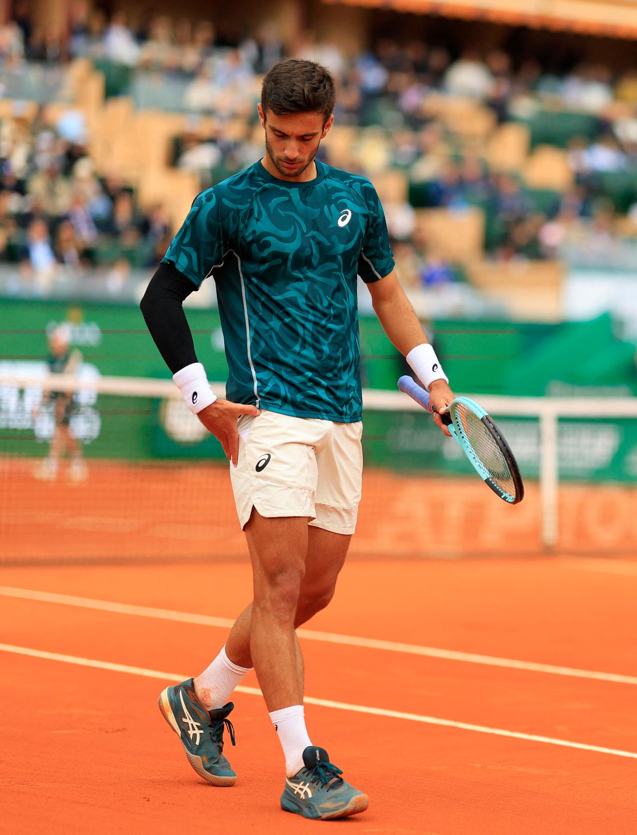 包含蒙特卡洛大师赛鏖战戴维斯杯，阿尔卡拉斯统治全场的词条