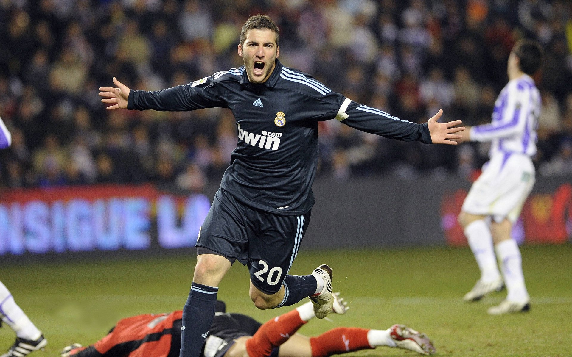 雷火电竞入驻-巨星的尺度，当独行侠遇见上海，乔治丈量着篮球世界的维度